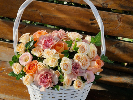 Cos cu trandafiri, miniroze si garoafe