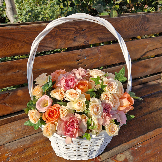 Cos cu trandafiri, miniroze si garoafe