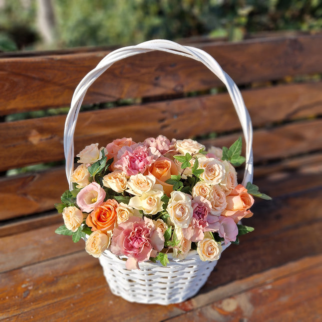 Cos cu trandafiri, miniroze si garoafe