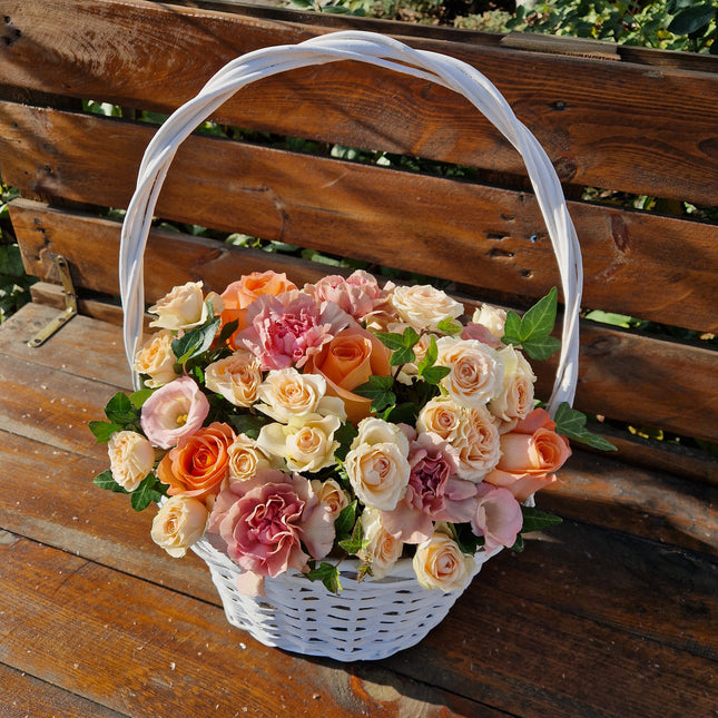 Cos cu trandafiri, miniroze si garoafe