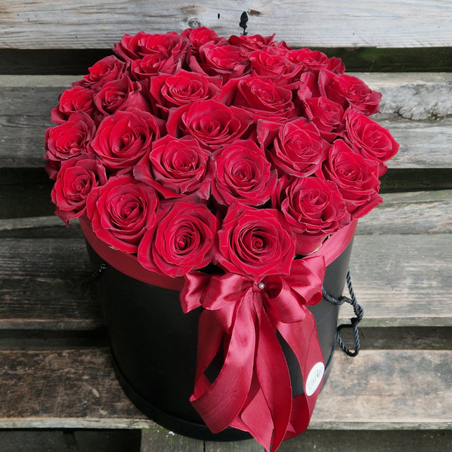 Cutie cu 31 trandafiri rosii