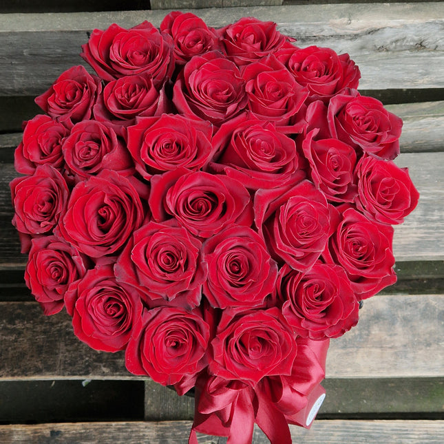 Cutie cu 31 trandafiri rosii