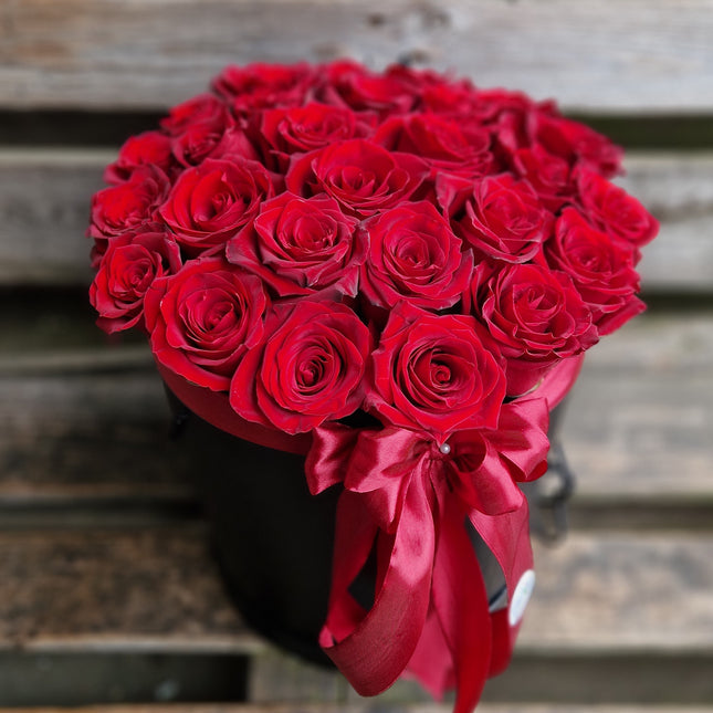 Cutie cu 31 trandafiri rosii