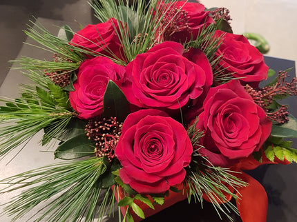 Cutie cu trandafiri rosii, pin si skimmia