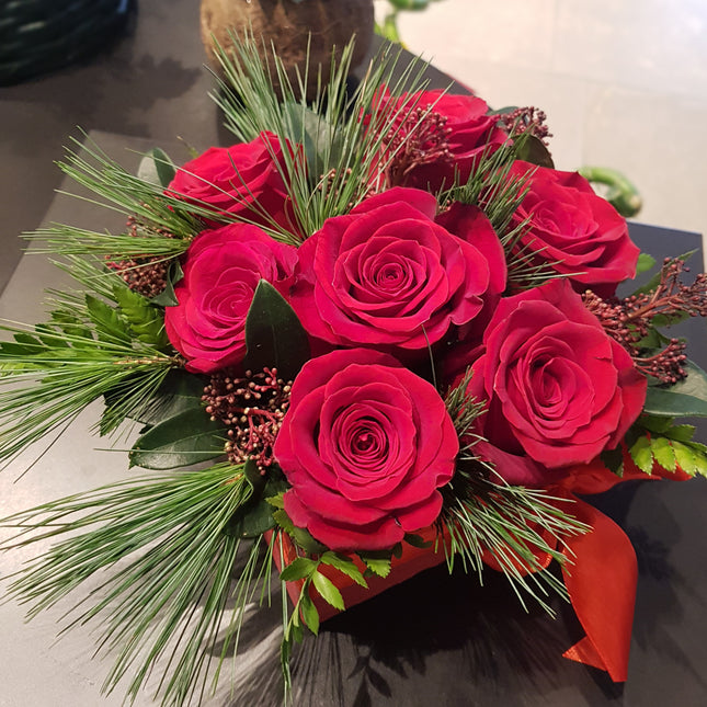 Cutie cu trandafiri rosii, pin si skimmia