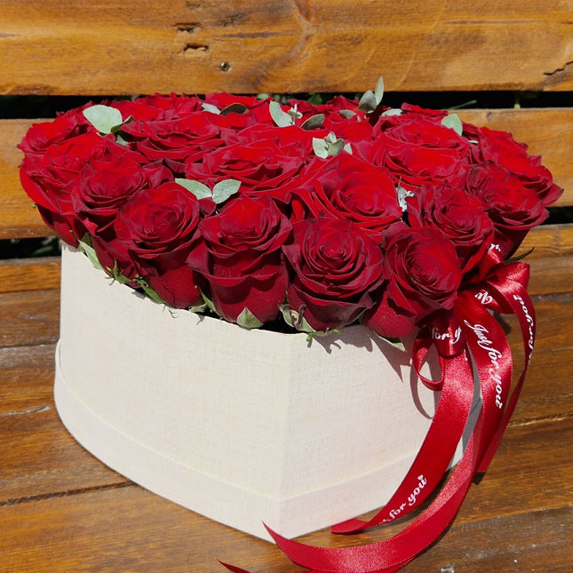 Cutie inima cu trandafiri rosii