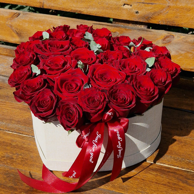 Cutie inima cu trandafiri rosii