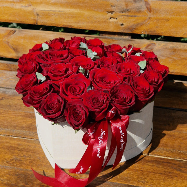 Cutie inima cu trandafiri rosii