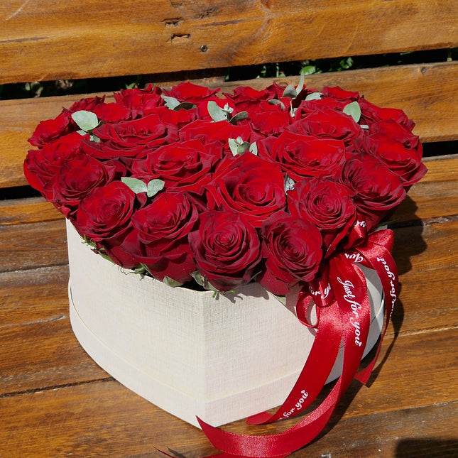 Cutie inima cu trandafiri rosii