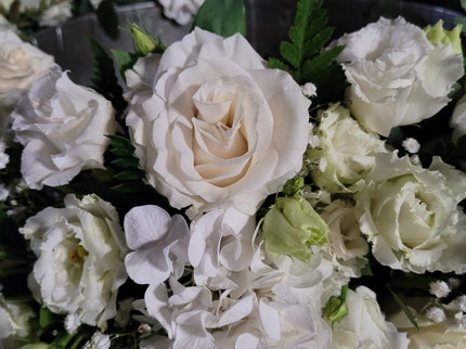 Decor cristelnita cu hortensii albe, eustoma si gipsofila