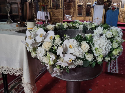 Decor cristelnita cu hortensii albe, eustoma si gipsofila