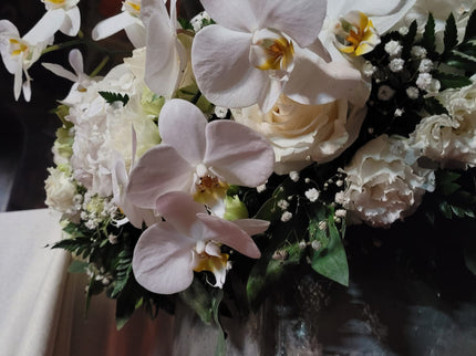 Decor cristelnita cu hortensii albe, eustoma si gipsofila