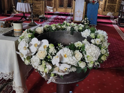 Decor cristelnita cu hortensii albe, eustoma si gipsofila