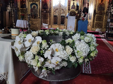 Decor cristelnita cu hortensii albe, eustoma si gipsofila