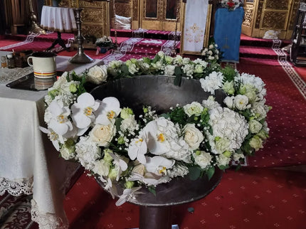 Decor cristelnita cu hortensii albe, eustoma si gipsofila