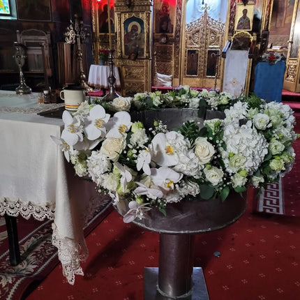 Decor cristelnita cu hortensii albe, eustoma si gipsofila