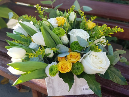 Cutie cu trandafiri, lalele si miniroze