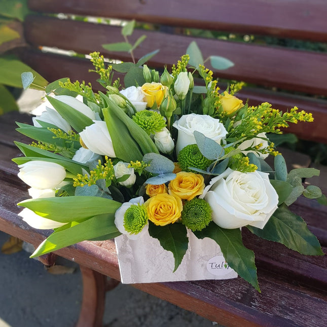 Cutie cu trandafiri, lalele si miniroze