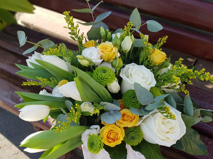 Cutie cu trandafiri, lalele si miniroze