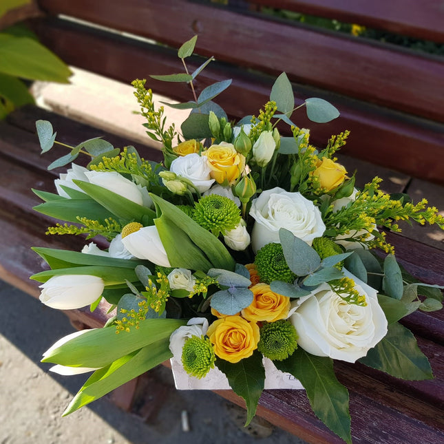 Cutie cu trandafiri, lalele si miniroze