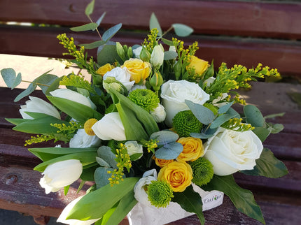 Cutie cu trandafiri, lalele si miniroze