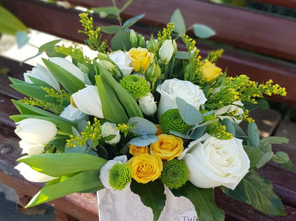 Cutie cu trandafiri, lalele si miniroze