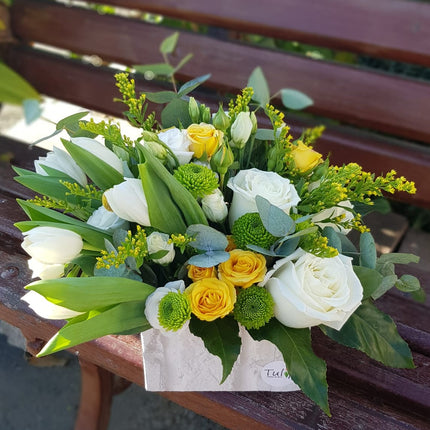 Cutie cu trandafiri, lalele si miniroze