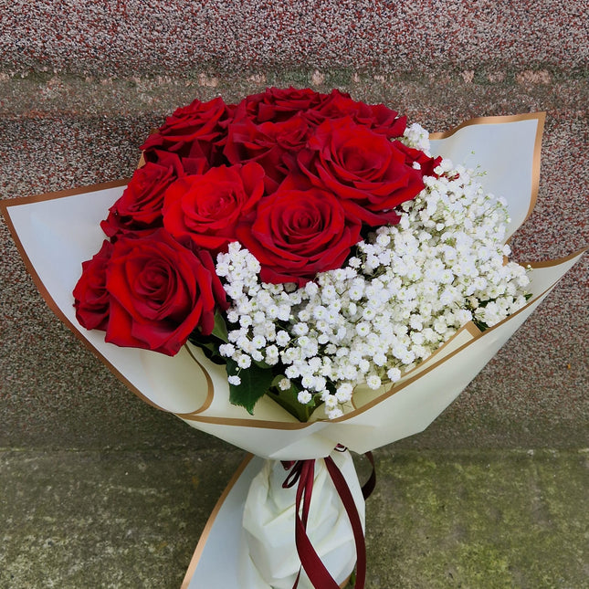 Buchet cu trandafiri rosii si gipsofila