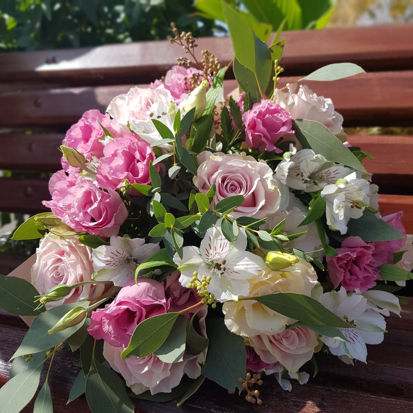 Buchet cu trandafiri, eustoma si alstroemeria