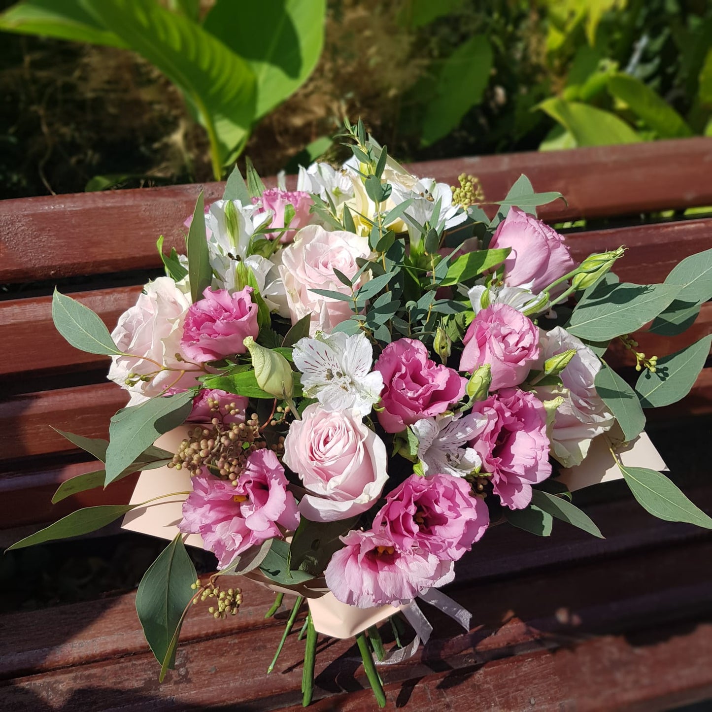 Buchet cu trandafiri, eustoma si alstroemeria