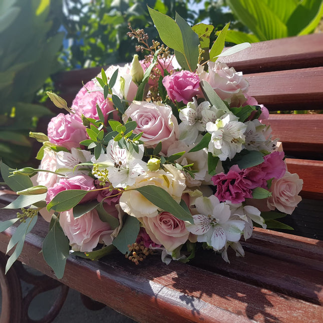 Buchet cu trandafiri, eustoma si alstroemeria