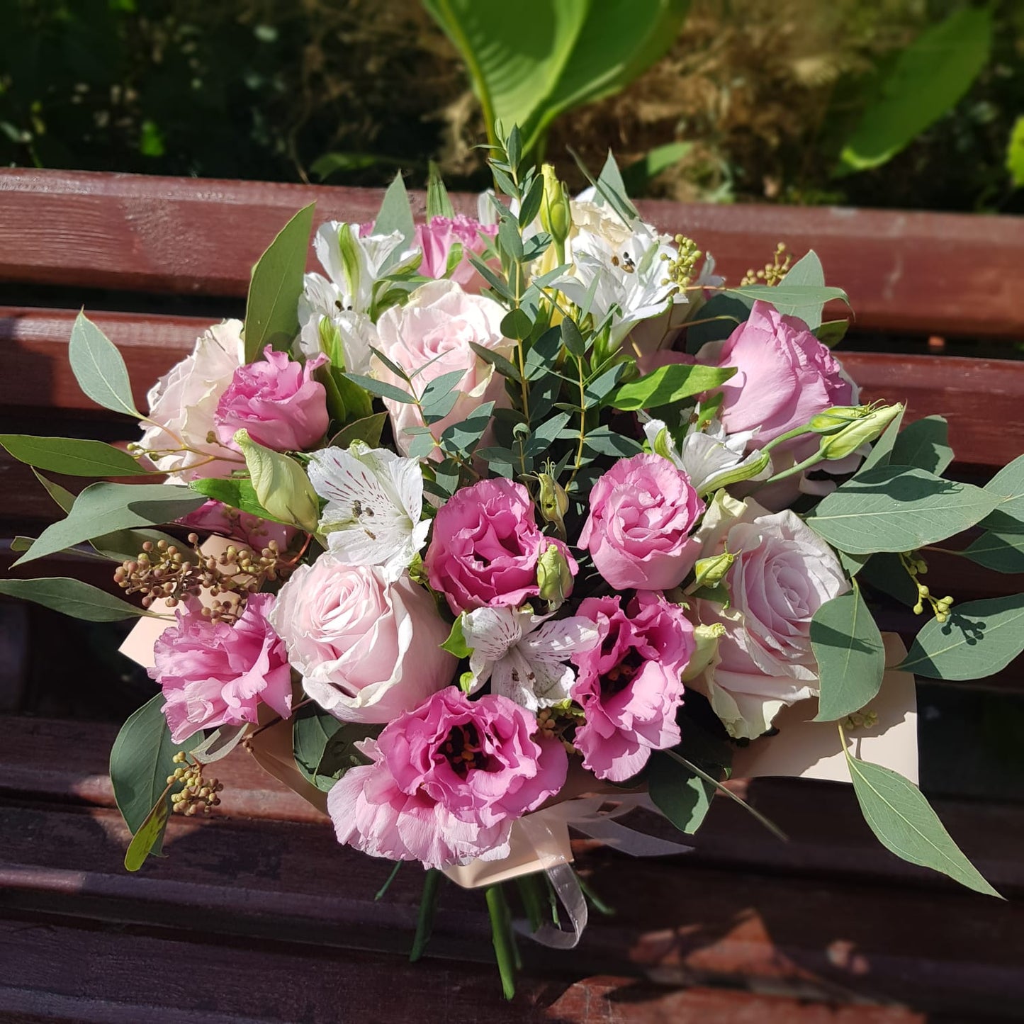 Buchet cu trandafiri, eustoma si alstroemeria