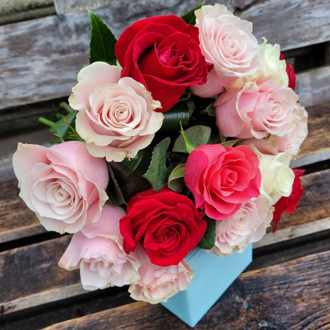 Buchet cu 17 trandafiri multicolori