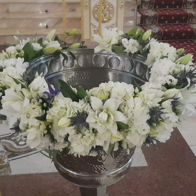Decor cristelnita cu hortensii, eustoma si crini dubli