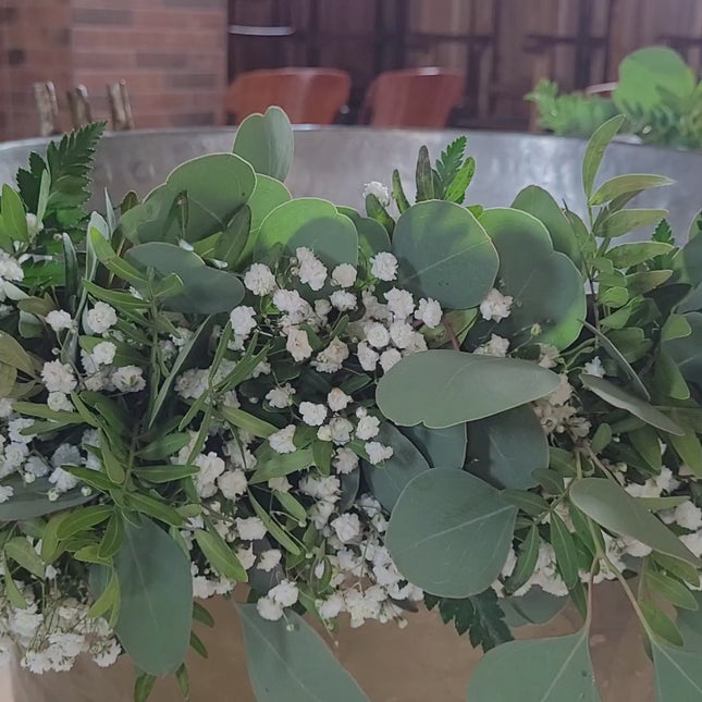 Decor cristelnita cu gipsofila si eucalipt