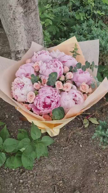 Buchet cu bujori si miniroze
